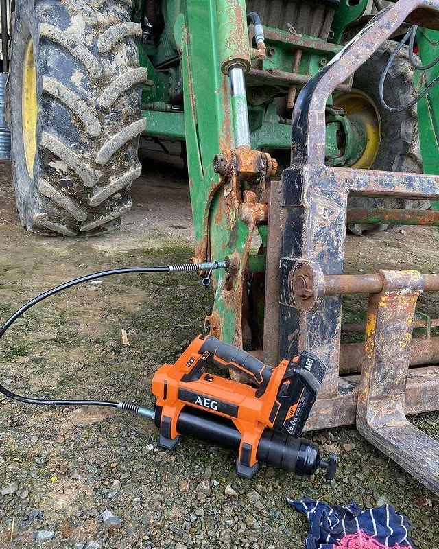 This grease gun delivers a maximum 10,000psi – enough pressure to push out old, built-up grease and efficiently replace it with fresh lubricant 💪