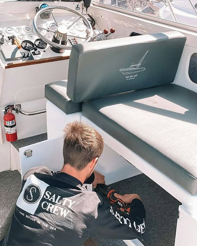 When professional surfer matt_hewitt isn't getting barrelled, he's working on his pride and joy thebigguyfv and pulling in the big ones! 🐟 Big congrats on finishing up your electrical apprenticeship 👊
