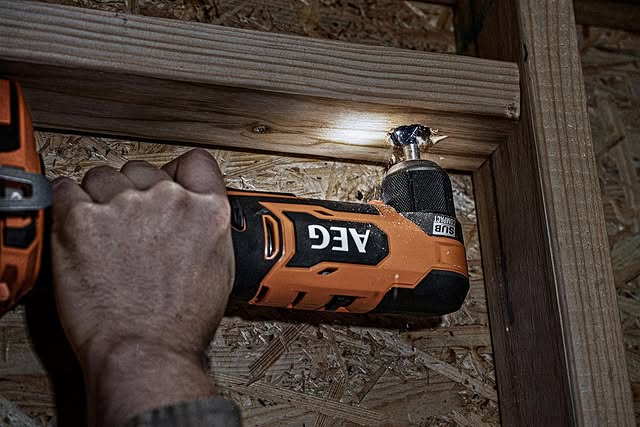 With a maximum speed of 1900rpm and a 2-speed gearbox, the 18V Brushless Sub-Compact Right Angle Drill gets you into those small and tight areas with no dramas 👍