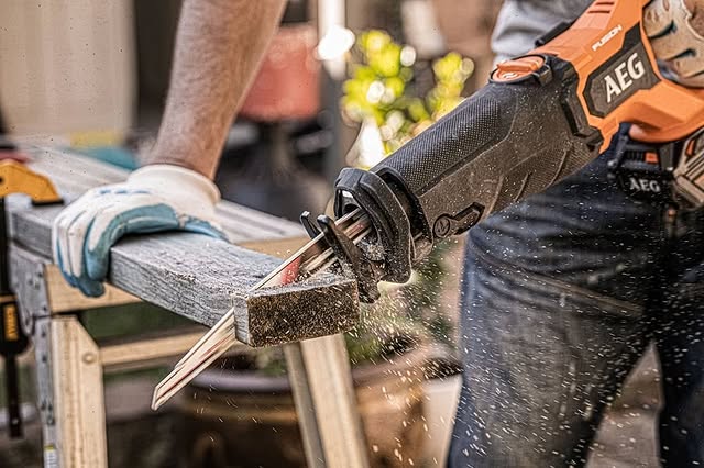 The 18V FUSION Reciprocating Saw combines precision and power with it's advanced brushless motor. This allows long stroke lengths and higher cutting speeds to make the most of it's orbital cutting action 💪