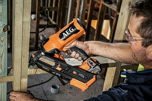 No gas cartridges, no pneumatic hoses and fires up to 3 nails per second in bumpfire mode. Having the AEG 18V F-Rapidfire 10ga 30°-34° Framing Nailer onsite is a no brainer.