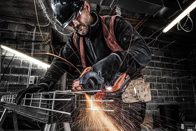 Being 44% lighter and 22% smaller than it's full size AEG counterpart, the 18V 3" Brushless Sub-Compact Cut Off can deliver 20,000rpm to cut through almost everything you'll encounter on site.