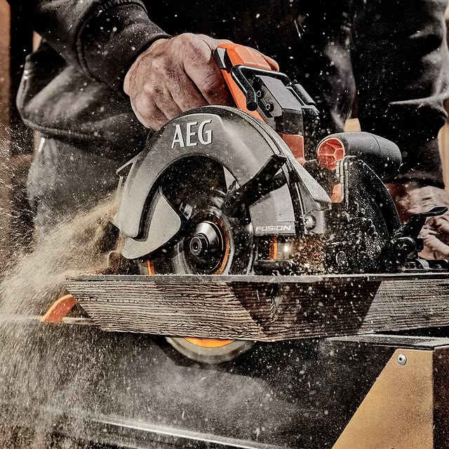 🚨 The NEW AEG 18V FUSION 184mm Circular Saw Skin is made for heavy duty cross cuts. 💪

👊 Massive max cutting depth of 65mm at 90° and 44.5mm at 45°.
👊 Anti-jam fin.
👊 Tough and Lightweight die-cast aluminum guard.

Get one today and try it for yourself 💪