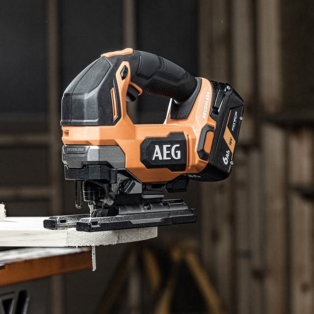 🚨Make precision curved and straight cuts with ease using the NEW AEG 18V Brushless D-Handle Jigsaw. 

Features 💪
- 4-Speed Control Panel with Variable Speed Trigger.
- 25.4mm Stroke Length.
- Brushless motor that delivers up to 3,450spm.

Available at Bunnings Warehouse or through AEG Onsite. On Demand. 🤝