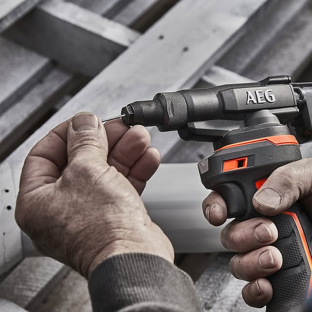 🚨 MORE Productivity - AEG 18V Rivet Gun 👇

🏃‍♂ 5 x faster than manual riveting.
🤯  Compact head size (156mm).
💪 Fires more than 400 x 4.8mm stainless steel rivets on a 4.0Ah battery.
