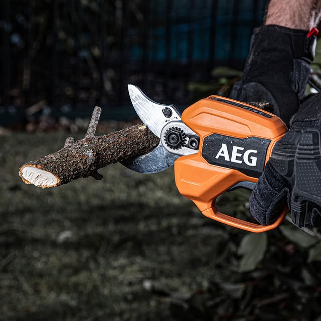 🚨 MORE Speed - AEG 18V Secateurs 👇

🏃‍♂ 1-second cycle time.
🤯  Up to 30mm cut capacity.
💪 100s of cuts from 4.0Ah battery.

Available at Bunnings, TKD or AEG Onsite On Demand. 🤙
