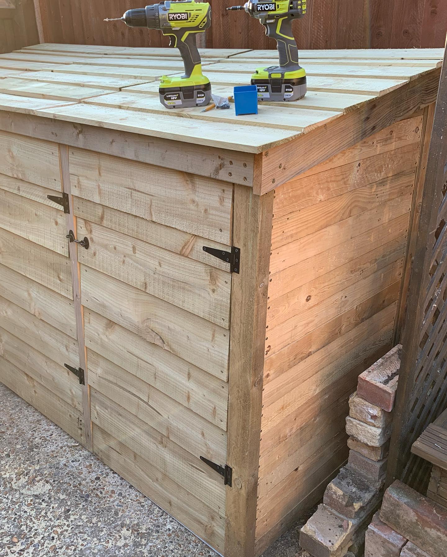 Finally finished my bin store project, mainly from pallet wood and other bits I had left over from other stuff…
 
#palletproject #palletwood #ryobiuk #ryobitoolseu #ryobimade #binstore #gardendiy