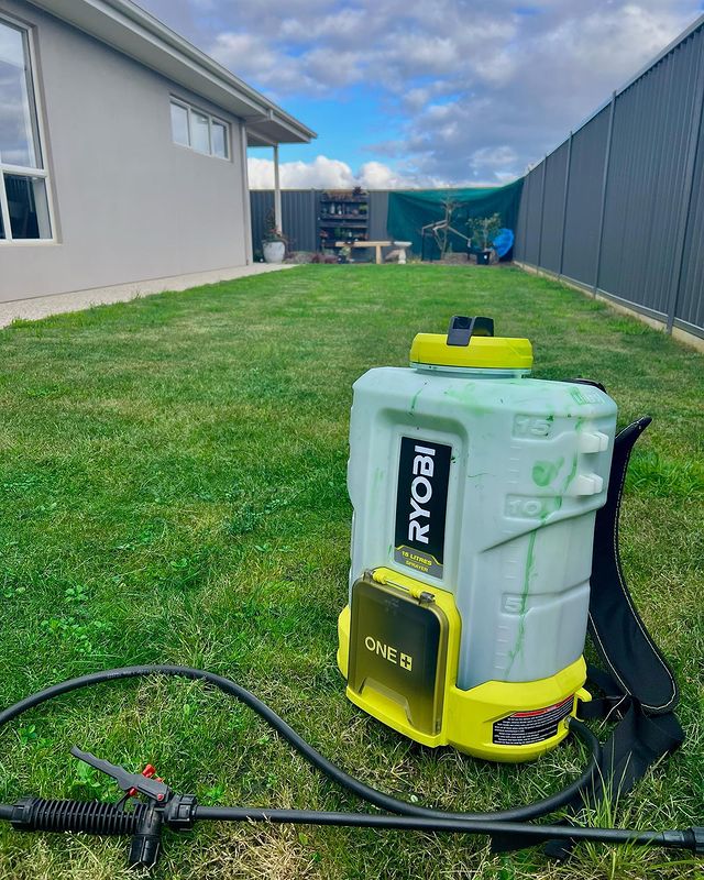 Loving my 
ryobiau backpack sprayer. Adjustable spray nozzle and battery life makes for a great work buddy! Thanks turfpainting for the suggestion! #lawnpaint
#lawnpainting #ballarat #ballaratbusiness #melbourne #lawn #lawncare #realestate #grass