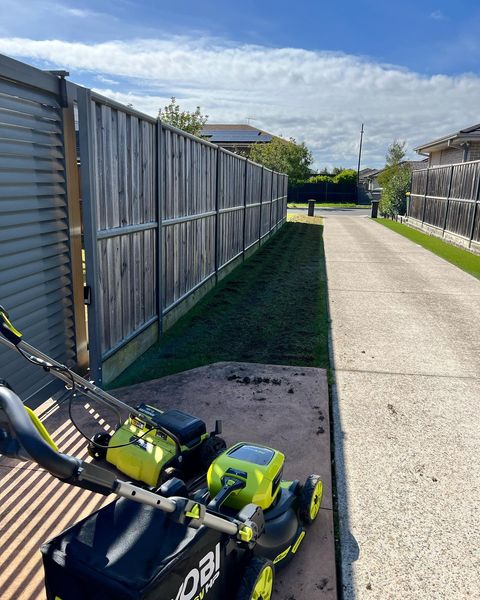 Here we go again, things are starting to warm up and getting a jump on Reno season. Not a full scalp but taking out some thatch of both Kik and buffalo lawns. Really need a core aeration but trying to find someone in Sydney that does it. Trying out the ryobiau 36V lawnmower as my petrol rotary kicked the can, so far pretty impressed #lawnie #lawnporn #lawnsofinstagram #lawncare
