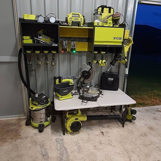 xistor.simon's well organised workshop is a thing of beauty 💚 Have you been tidying up your collection over the long weekend?
