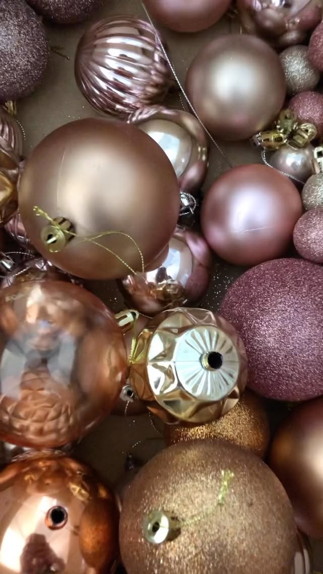 Bit late to the party but I have wanted to make a DIY Christmas bauble wreath for soooooo long and just never got around to doing it. Well today was the day! On annual leave for the week and decided to smash it out. Thanks to ryobiau for the tools ⚒ to get this job done without the need for a powerpoint! #ryobioneplus #ryobi #christmas #baubles #wow #fun #easy #DIY #agirlandhertools #creative #art #masterpiece #pink #orange #copper #gold #glitter #shiny #sparkjoy #repurpose #upcycle #newlife🥳🎉👍🏻👌🏻