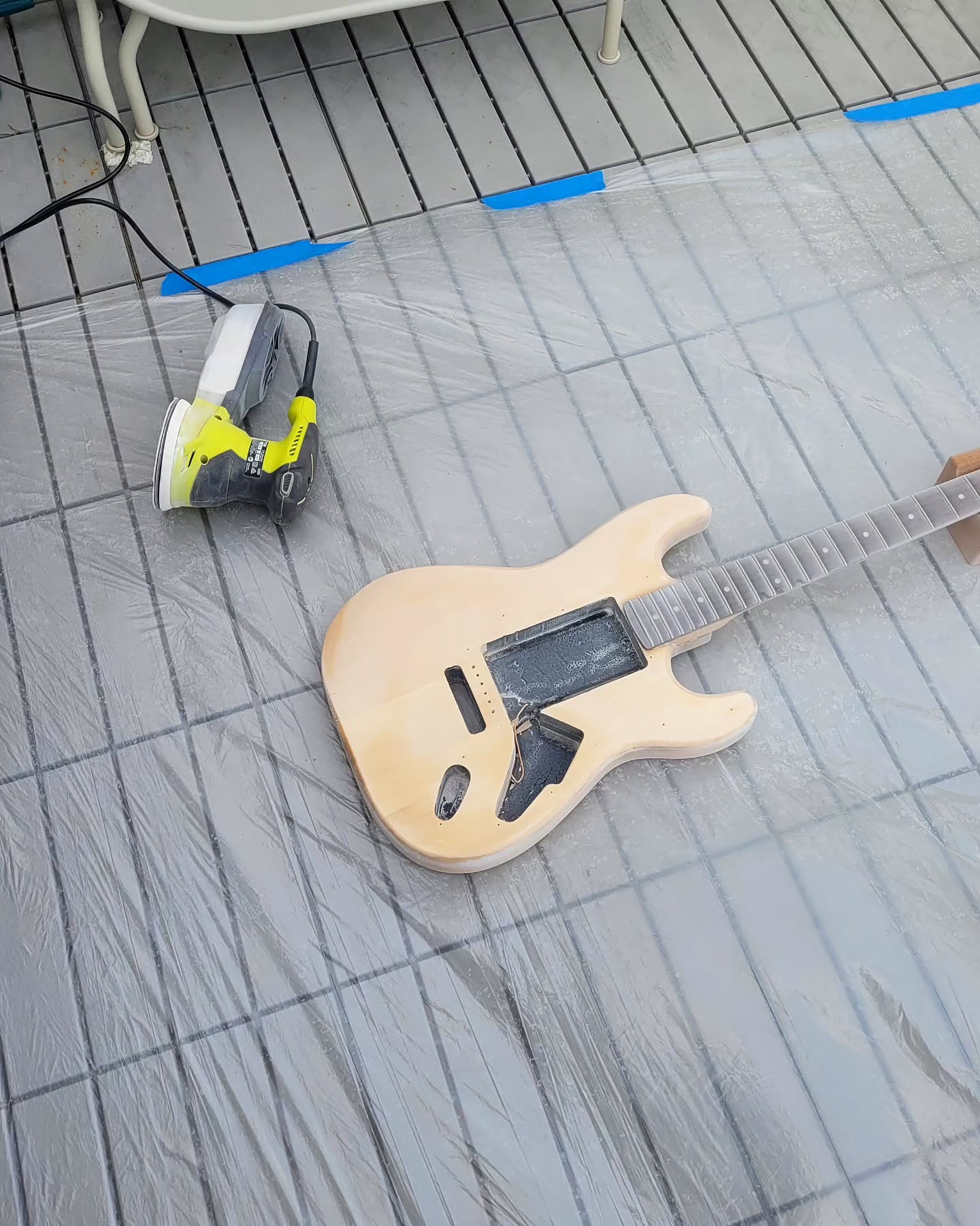 Bit of progress with the ryobiau orbital, getting down to it. Will do the edges/contours by hand, otherwise it starts to flatten out too much #foreversanding