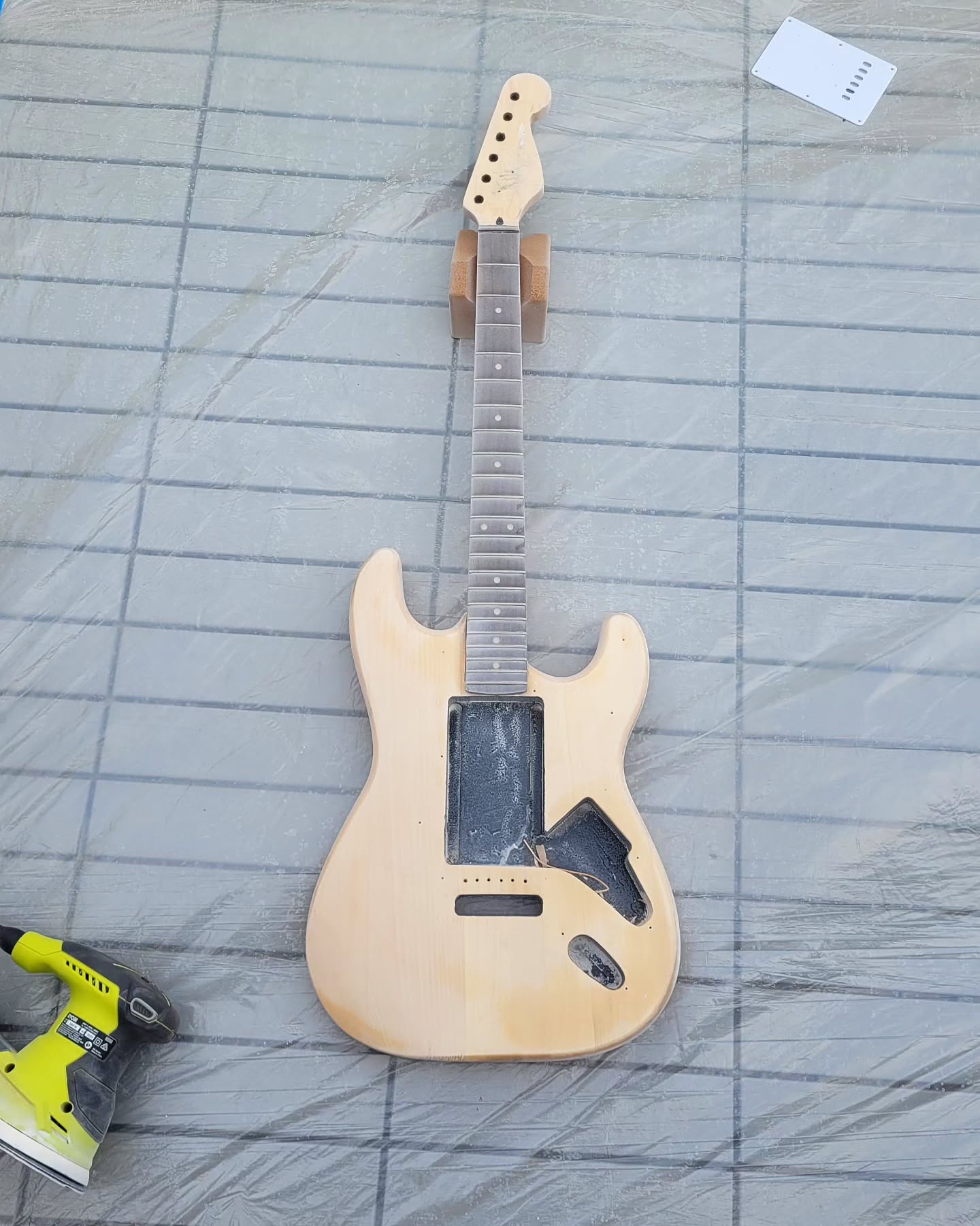 Bit of progress with the ryobiau orbital, getting down to it. Will do the edges/contours by hand, otherwise it starts to flatten out too much #foreversanding
