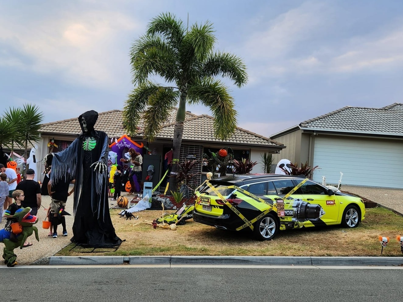 It's a RYOBI Halloween 👻

Kyle N nailed the spooky factor with these creative decorations using his RYOBI tools. 

Don't forget to show us your Halloween creations, tag @ryobiau and #RYOBImade

#RYOBIau #BatteryPowered #RYOBIpowertools #RYOBIfan #HalloweenDecorations #Halloween